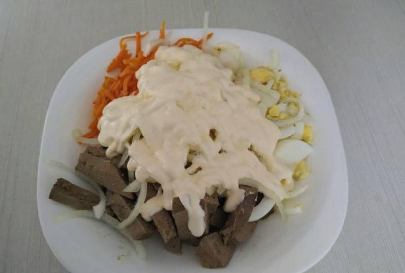 Салат из свиной печени с морковью, луком и яйцом