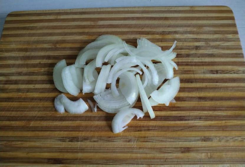 Салат из свиной печени с морковью, луком и яйцом