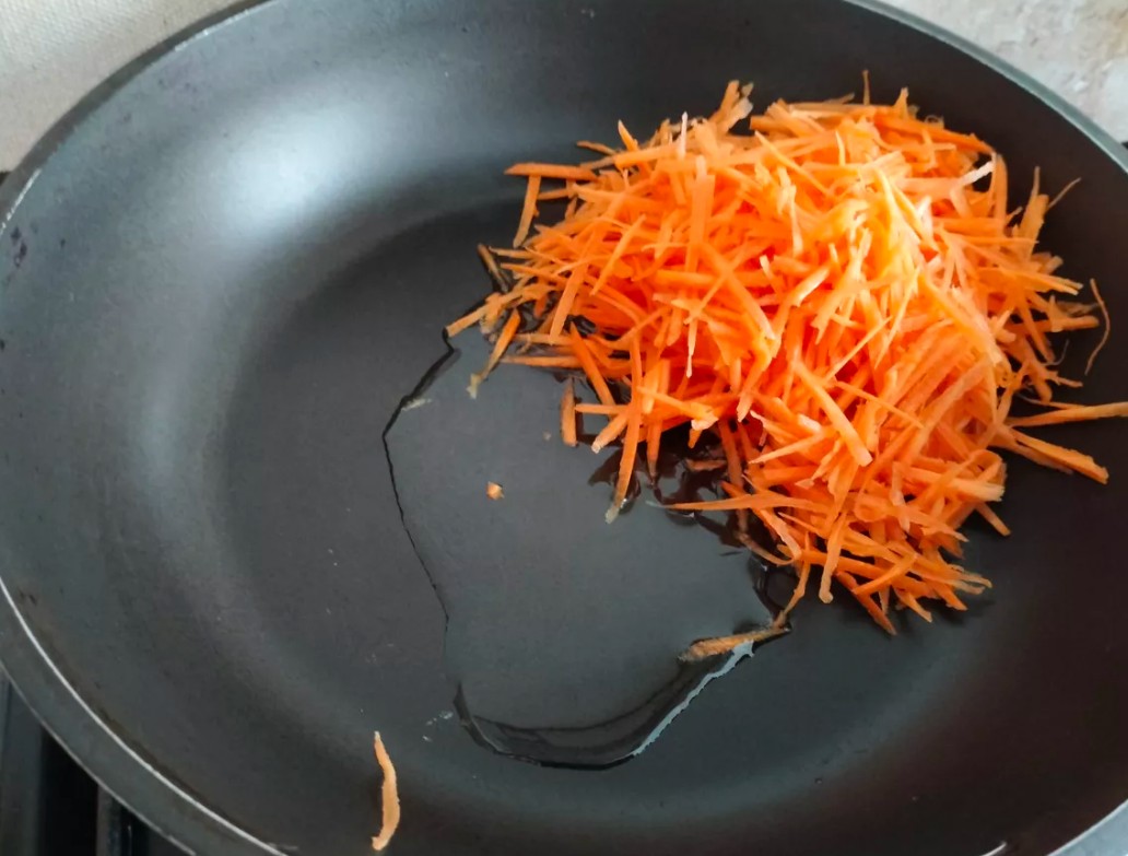 Салат из куриной печени с солеными огурцами и жареной морковью