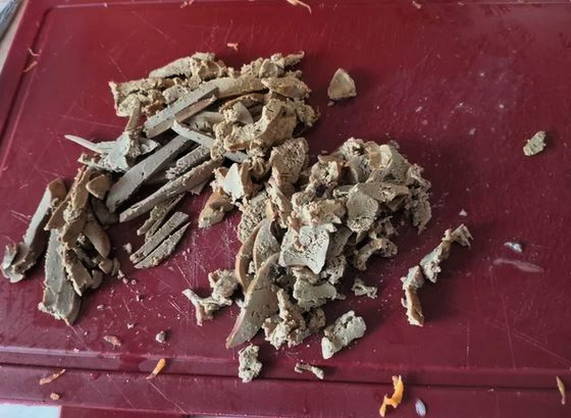 Салат из куриной печени с солеными огурцами и жареной морковью