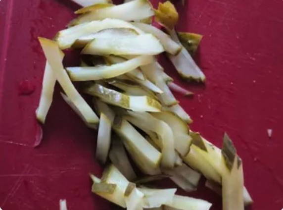 Салат из куриной печени с солеными огурцами и жареной морковью
