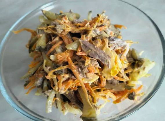 Салат из куриной печени с солеными огурцами и жареной морковью