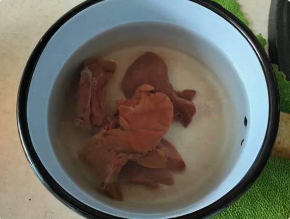 Салат из куриной печени с солеными огурцами и жареной морковью