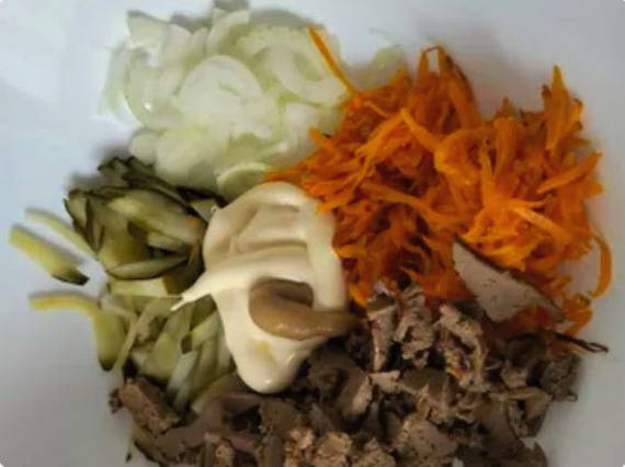 Салат из куриной печени с солеными огурцами и жареной морковью
