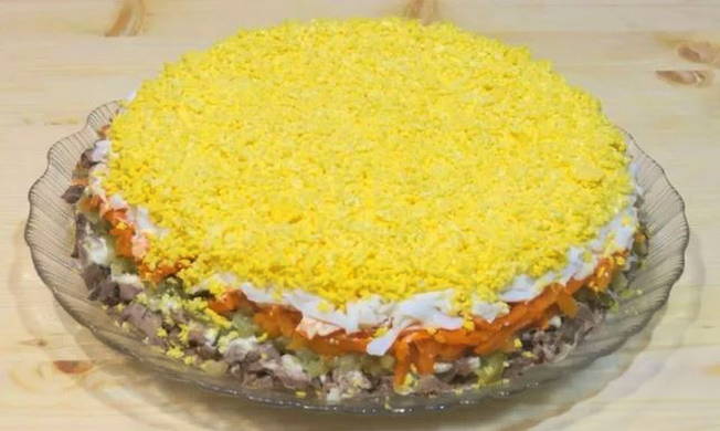 Салат из куриной печени с солеными огурцами, жареной морковью и луком