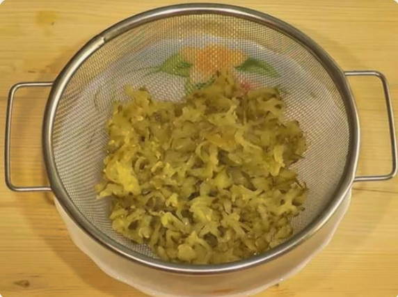 Салат из куриной печени с солеными огурцами, жареной морковью и луком
