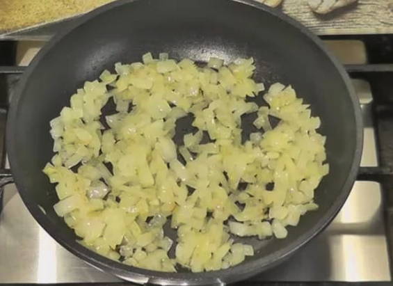 Салат из куриной печени с солеными огурцами, жареной морковью и луком