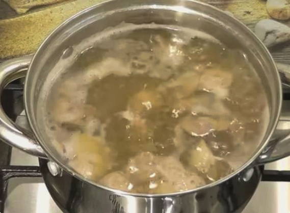 Салат из куриной печени с солеными огурцами, жареной морковью и луком