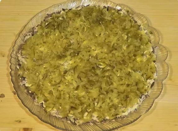 Салат из куриной печени с солеными огурцами, жареной морковью и луком
