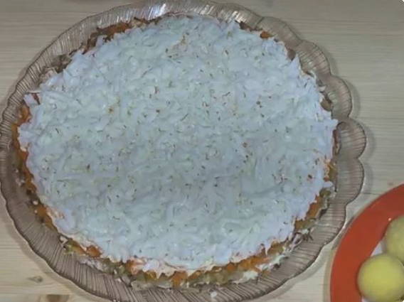 Салат из куриной печени с солеными огурцами, жареной морковью и луком