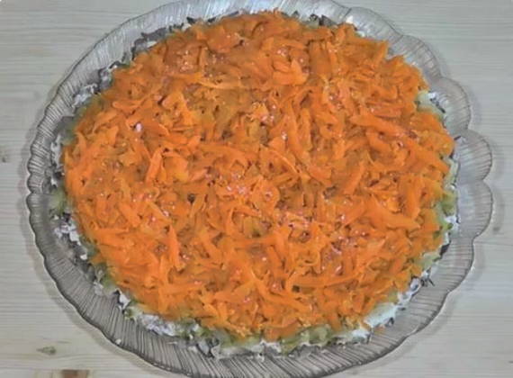 Салат из куриной печени с солеными огурцами, жареной морковью и луком
