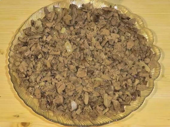 Салат из куриной печени с солеными огурцами, жареной морковью и луком