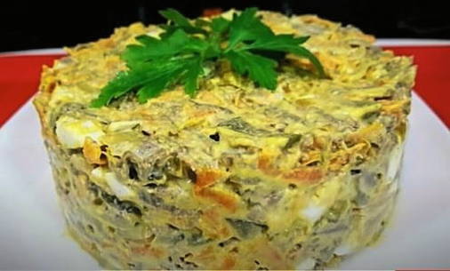Салат из говяжьей печени с морковью, луком и соленым огурцом