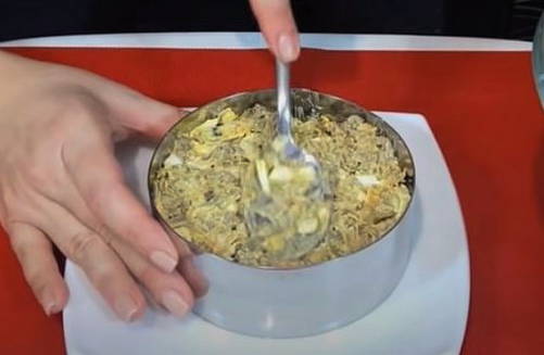 Салат из говяжьей печени с морковью, луком и соленым огурцом