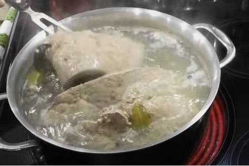 Салат из говяжьей печени с морковью, луком и соленым огурцом