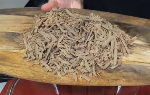 Салат из говяжьей печени с морковью, луком и соленым огурцом