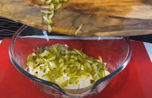 Салат из говяжьей печени с морковью, луком и соленым огурцом