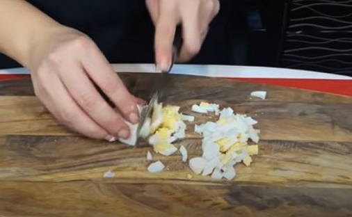 Салат из говяжьей печени с морковью, луком и соленым огурцом
