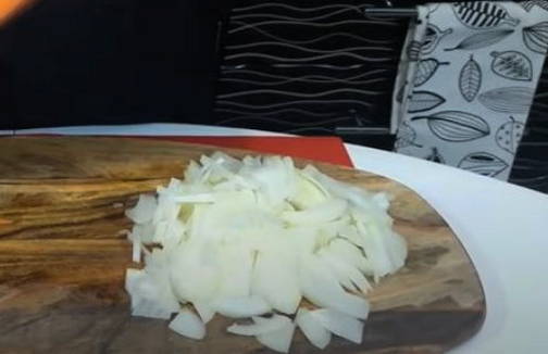 Салат из говяжьей печени с морковью, луком и соленым огурцом