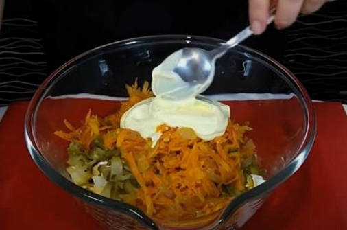 Салат из говяжьей печени с морковью, луком и соленым огурцом
