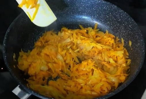 Салат из говяжьей печени с морковью, луком и соленым огурцом
