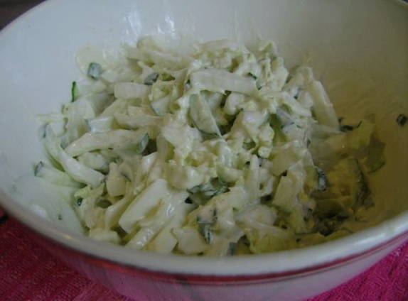 Салат из пекинской капусты с яйцом и огурцом