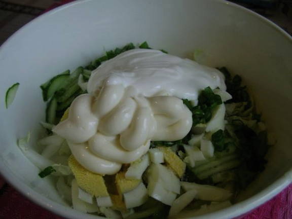 Салат из пекинской капусты с яйцом и огурцом