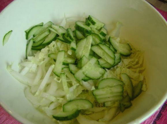 Салат из пекинской капусты с яйцом и огурцом