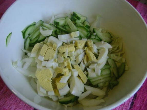 Салат из пекинской капусты с яйцом и огурцом