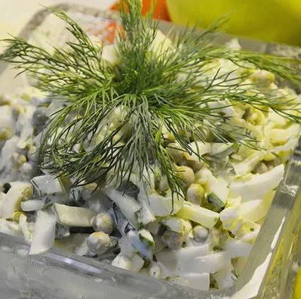 Салат из пекинской капусты с огурцом, яйцом и горошком