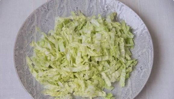 Салат из пекинской капусты с огурцом, яйцом и горошком