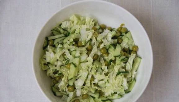 Салат из пекинской капусты с огурцом, яйцом и горошком