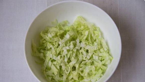 Салат из пекинской капусты с огурцом, яйцом и горошком