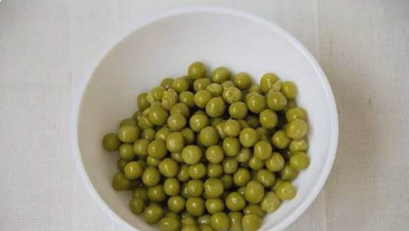 Салат из пекинской капусты с огурцом, яйцом и горошком