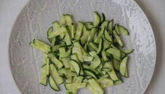 Салат из пекинской капусты с огурцом, яйцом и горошком