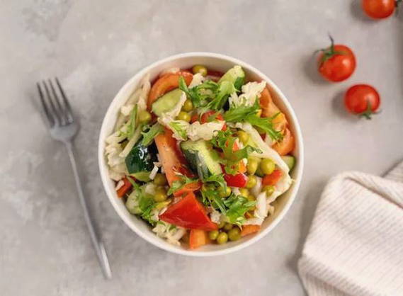 Салат из пекинской капусты с огурцом, помидором и перцем