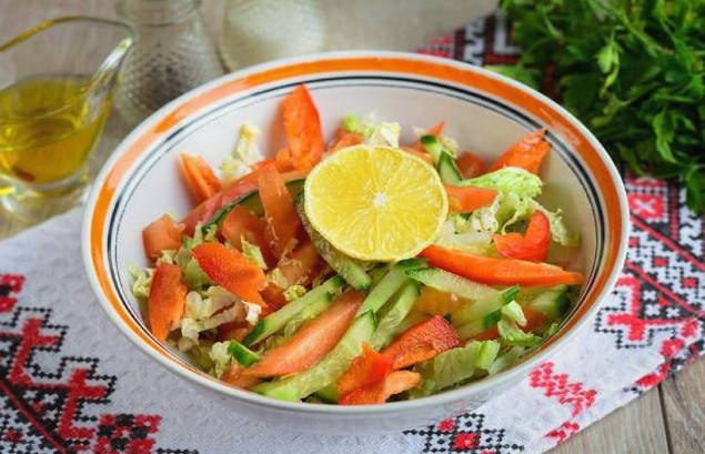 Салат из пекинской капусты с огурцом, помидором и перцем