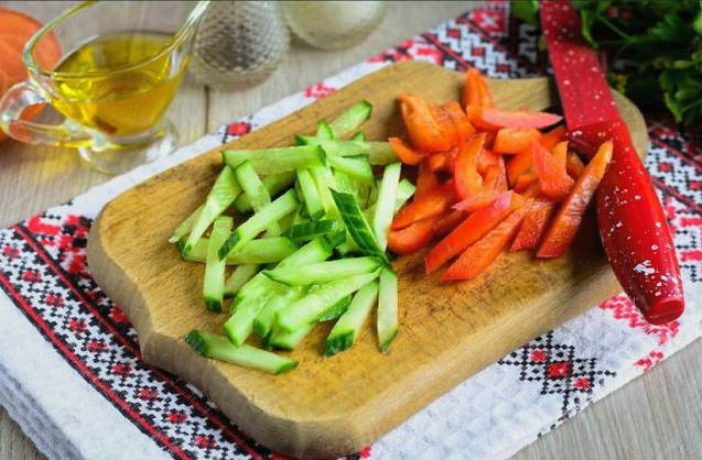 Салат из пекинской капусты с огурцом, помидором и перцем