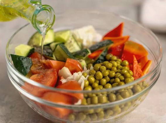 Салат из пекинской капусты с огурцом, помидором и перцем