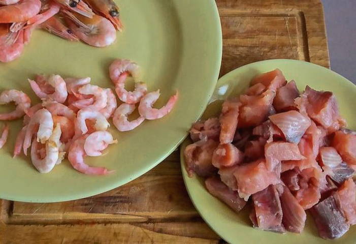 Суп с рыбой и креветками