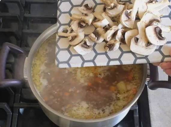 Гречневый суп с курицей и грибами
