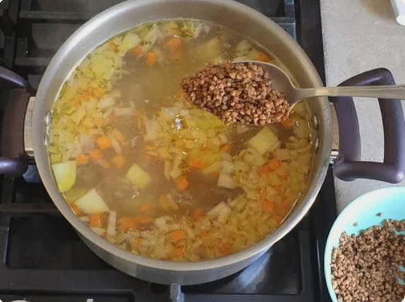 Гречневый суп с курицей и грибами