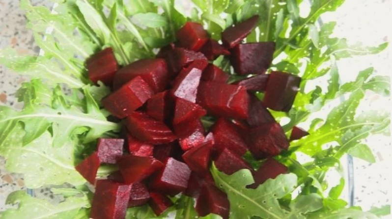 Салат из печеной свеклы с рукколой