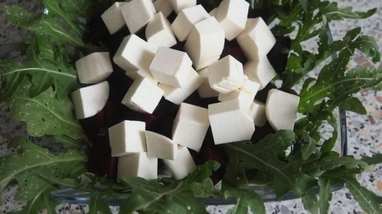 Салат из печеной свеклы с рукколой