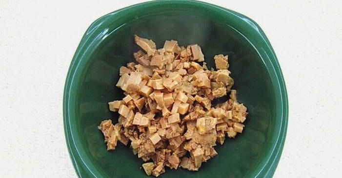 Салат из печени трески с яйцом и соленым огурцом