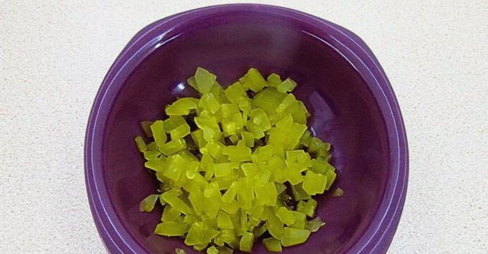 Салат из печени трески с яйцом и соленым огурцом