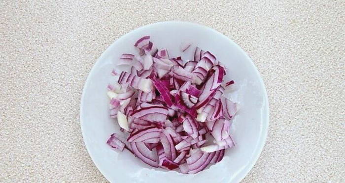 Салат из печени трески с яйцом и соленым огурцом