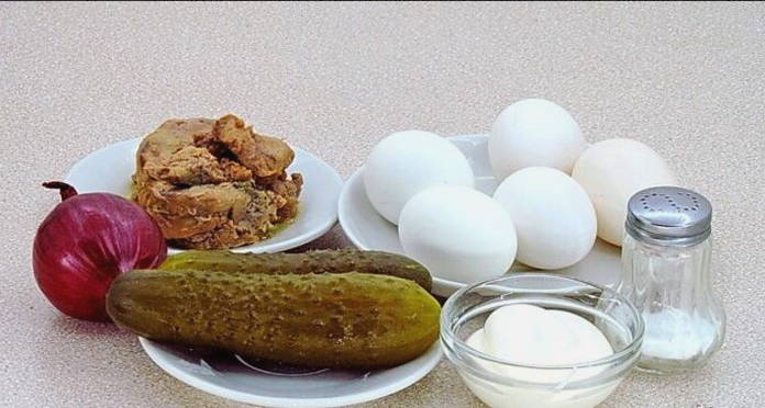 Салат из печени трески с яйцом и соленым огурцом