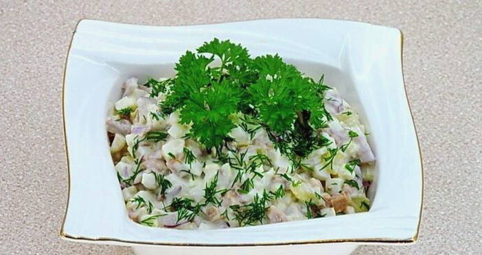 Салат из печени трески с яйцом и соленым огурцом