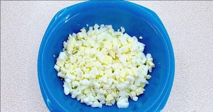 Салат из печени трески с яйцом и соленым огурцом